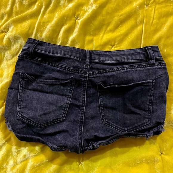 Distressed black Mid-rise summer Shorts - Picture 7 of 7